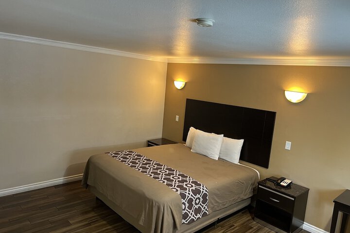 Room 52 of 66