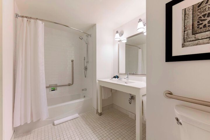 Room 32 of 136