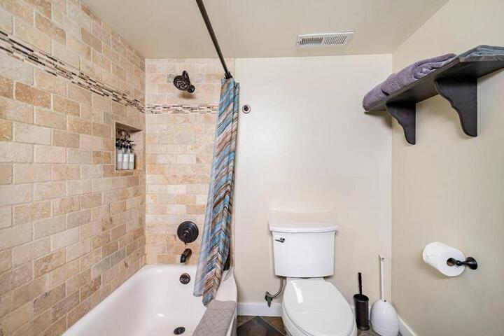 State Street Cottage Suite 1