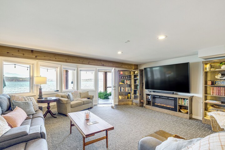 Bayfront Home w / Private Beach in Poulsbo!
