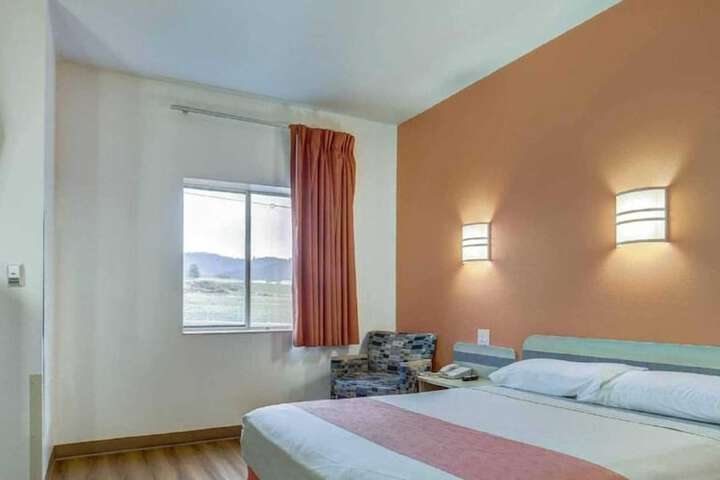Room 17 of 34
