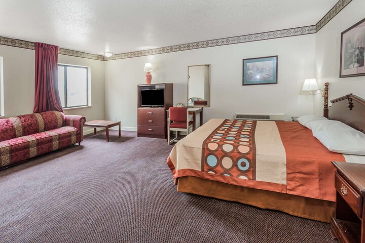Room 8 of 12