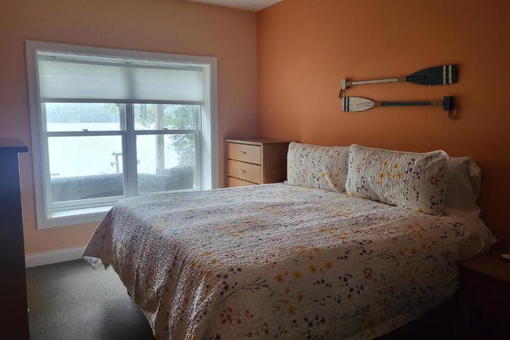 Crescent Lakehouse - Surf Ski and Serenity