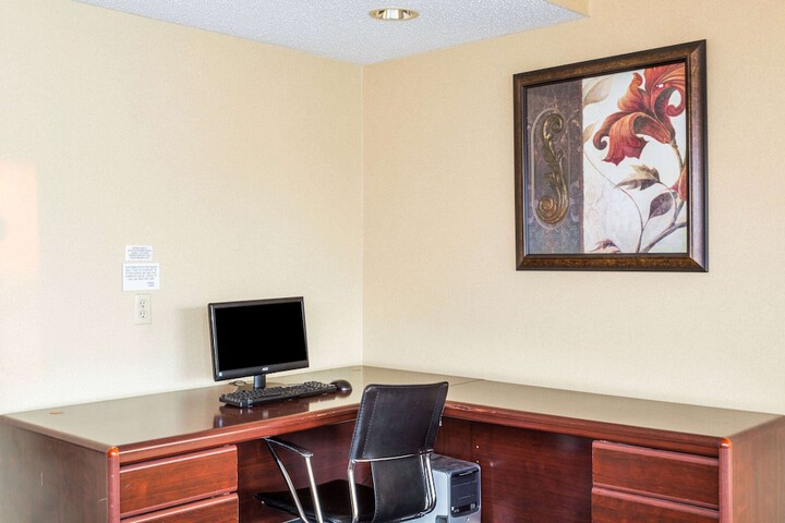 Super 8 by Wyndham Slidell
