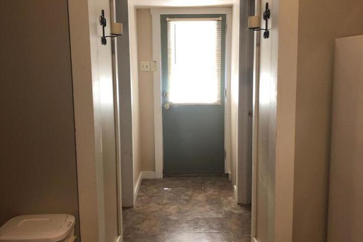 Downtown 2 Bedroom Cottage Sleeps 6, Walking Distance to Honeywell, Downtown Restaurants, Shopping