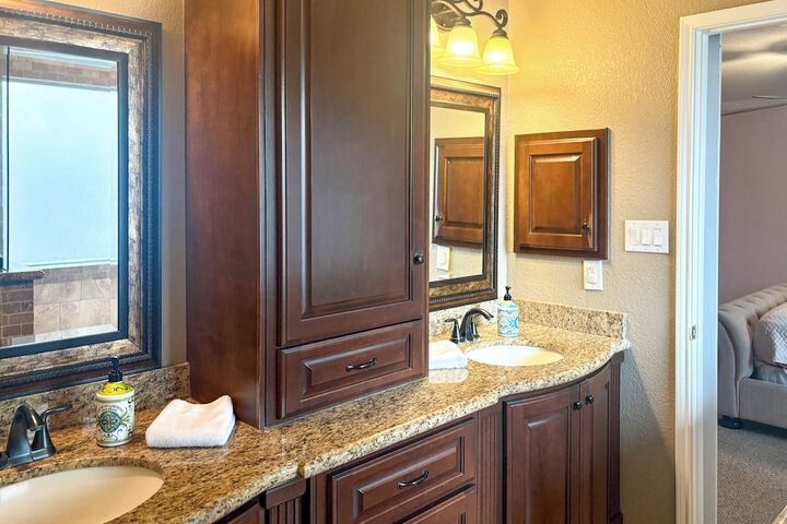 Luxe Home 30 Miles to Houston w / Pool & Grill