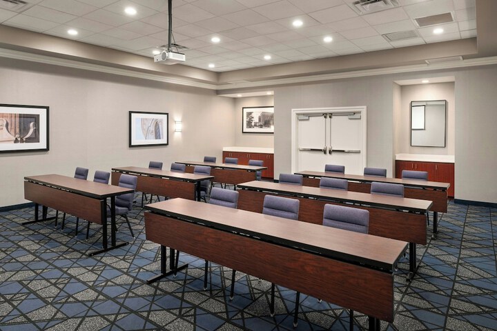 Courtyard by Marriott St. Petersburg Downtown