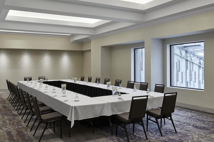 Hilton Toronto Airport Hotel & Suites