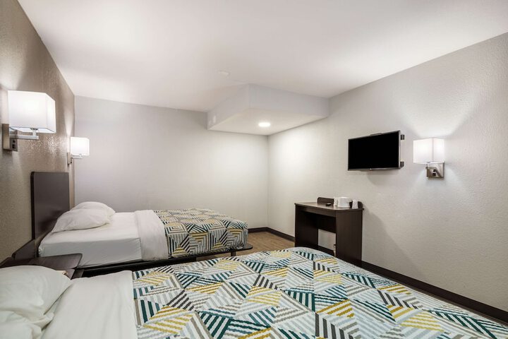 Room 17 of 28