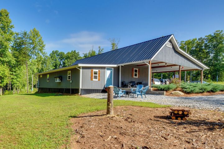 Cozy Clarkesville Getaway w / Fire Pit!