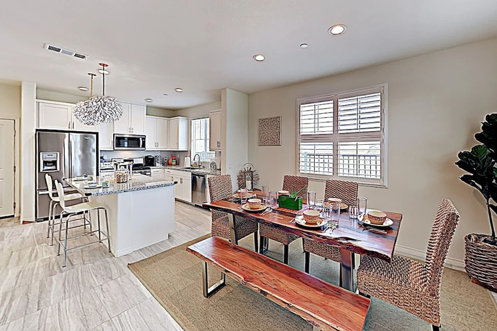 Stunning Beach W / Pool Views, Bar & Arcade 3 Bedroom Condo