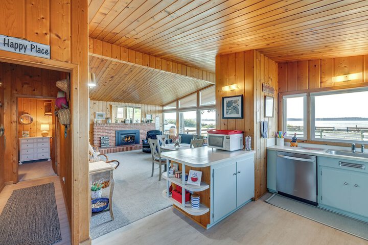 Bayfront Retreat w / Private Beach in Birch Bay