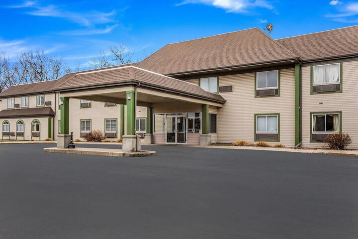 Econo Lodge Whitehall near Michigans Adventure