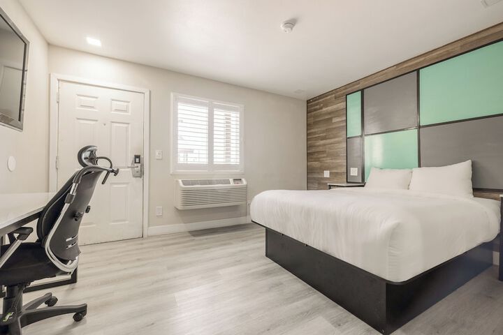 Hotel Avenida Victorville I 15
