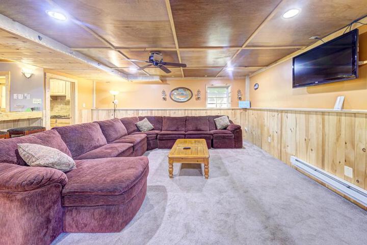 Southwoods Mountain Estate -private mansion pool, hottub+ 15 acres