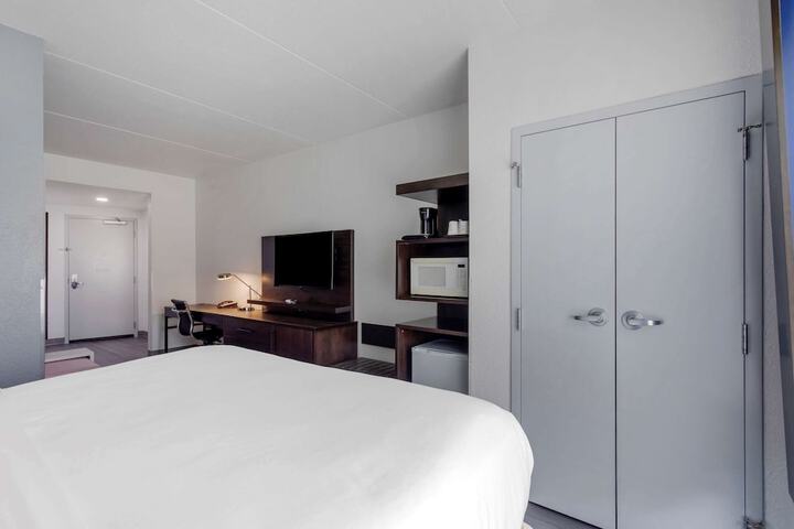Room 25 of 38