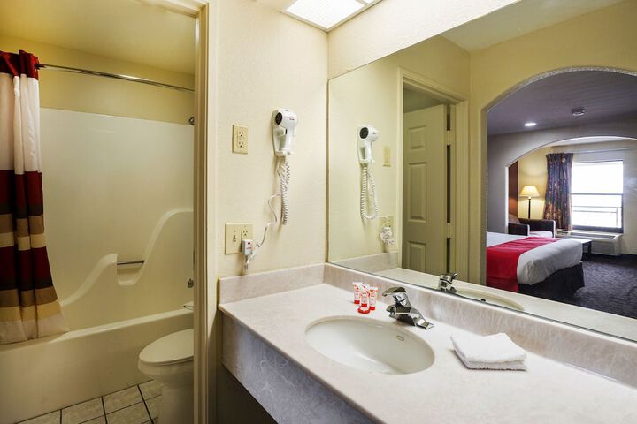 Room 11 of 28