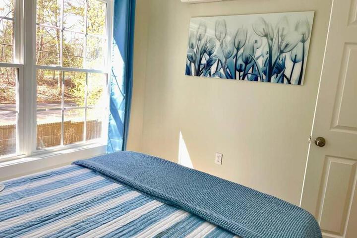 Newly Renovated Carriage House Near Town & Beaches