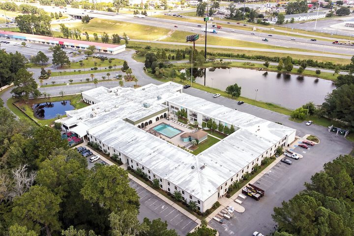 Cottonwood Suites Savannah Hotel & Conference Center