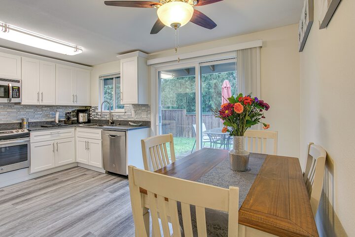 Modern Puyallup Townhome w / Backyard & Fireplace