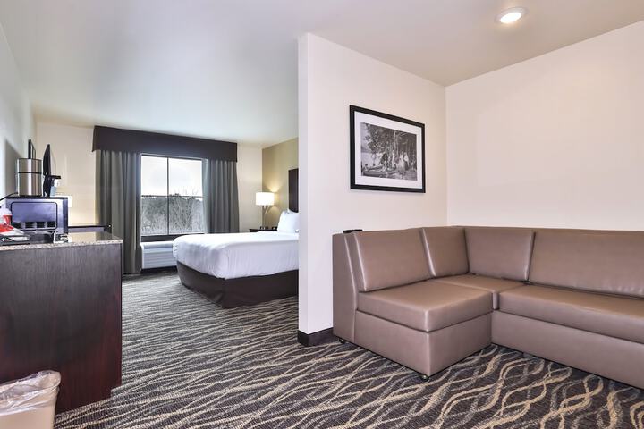 Cobblestone Hotel & Suites - Waukesha / West Milwaukee