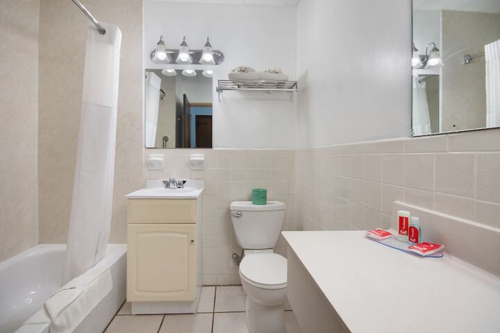 Econo Lodge Inn & Suites Windsor Locks Bradley Airport