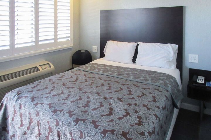 Room 7 of 8
