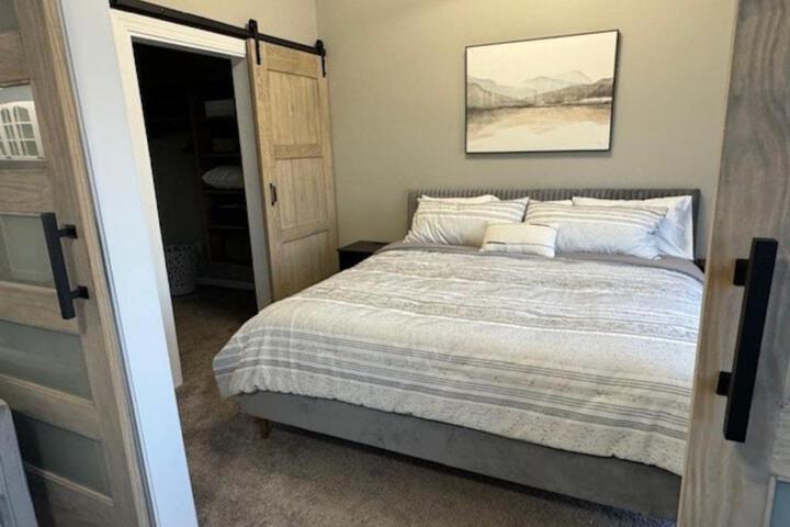 Peninsula Point Cozy Lakefront Condo 1BR 1BA