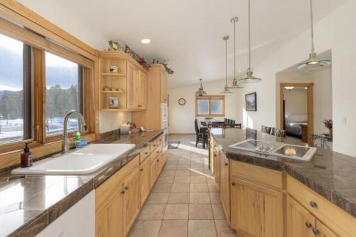 Mountain Peak 3.5 Bathrooms Home