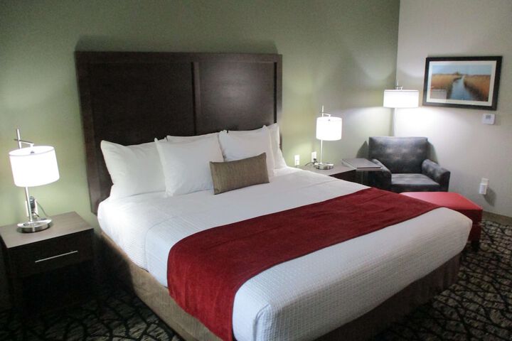 Best Western Plus Lakeview Hotel
