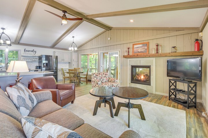 Spacious Luxury Cabin w / Deck & Dock on Bone Lake