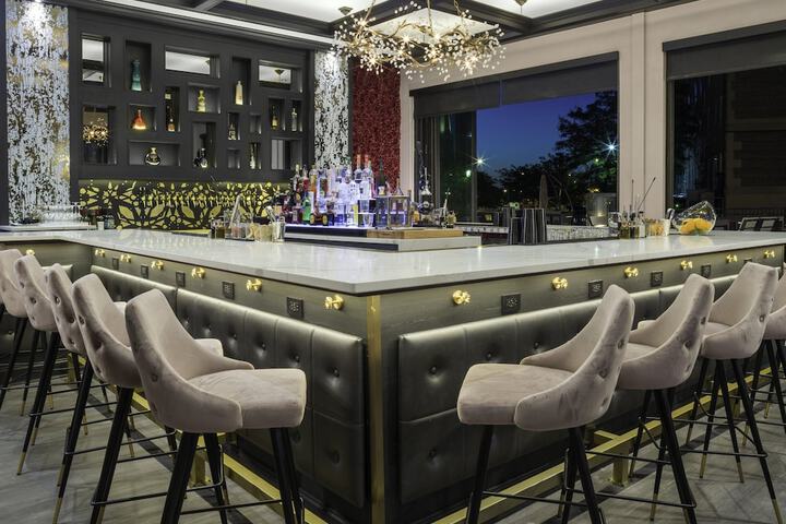 Lounge 47 of 52