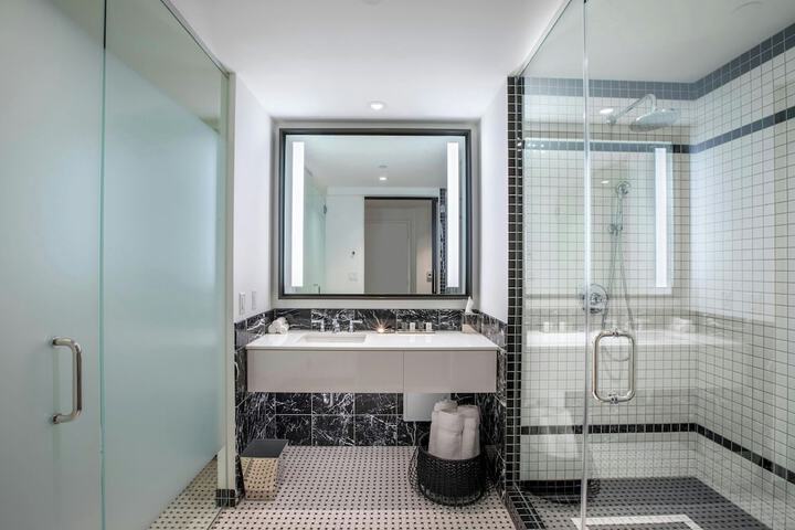 The Laura Hotel Houston Downtown, Autograph Collection