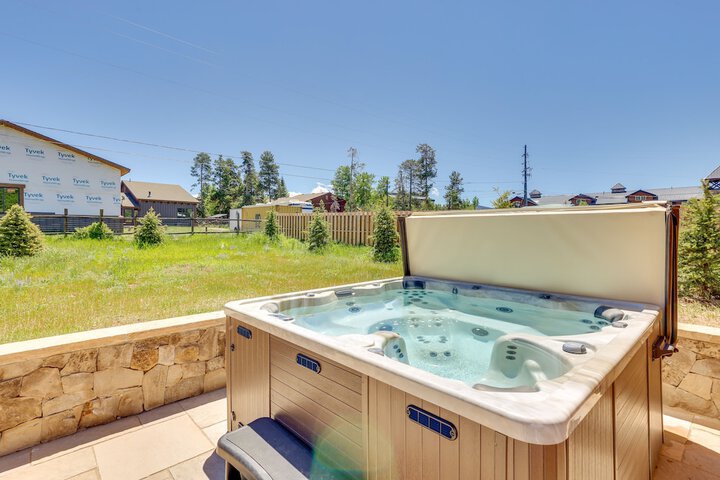 Updated Silverthorne Home w / Hot Tub & Mtn Views!