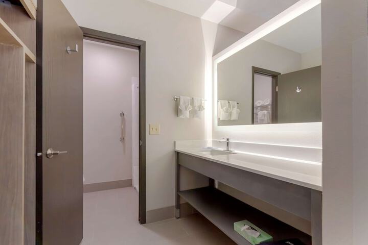 Room 33 of 46
