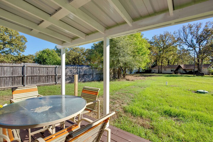 Waterfront Lake Fork Getaway w / Dock Access