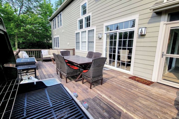 The Nest at Pinecrest by Avantstay Spacious Deck Game Room, Fire Pit