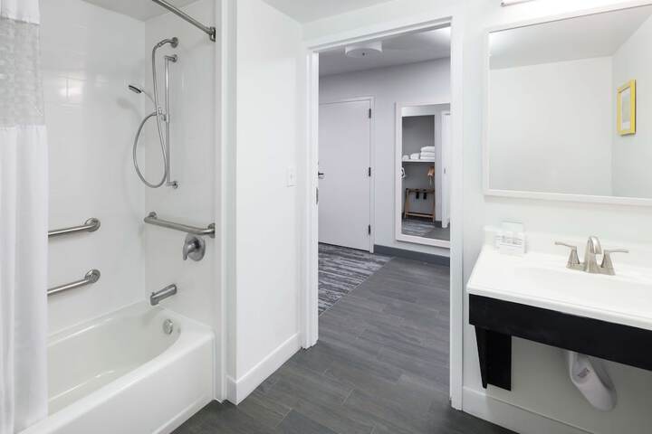 Room 16 of 28