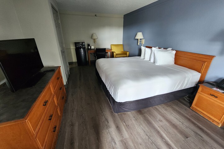 Room 17 of 40