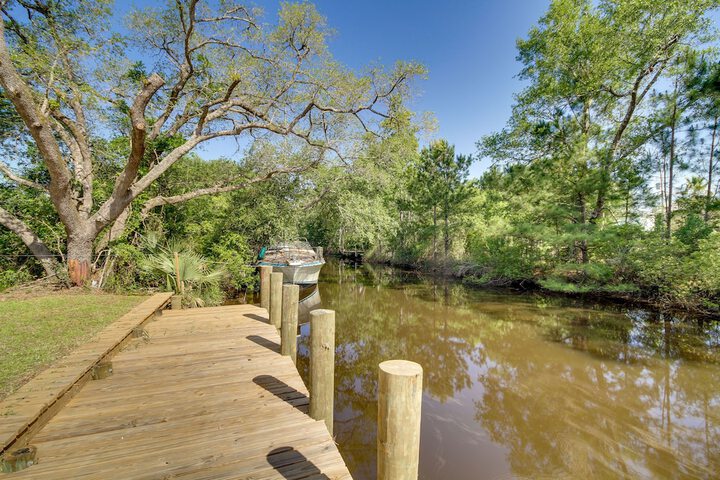Lovely Bay St. Louis Retreat w / Dock & Canal Access
