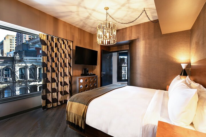 Room 8 of 82