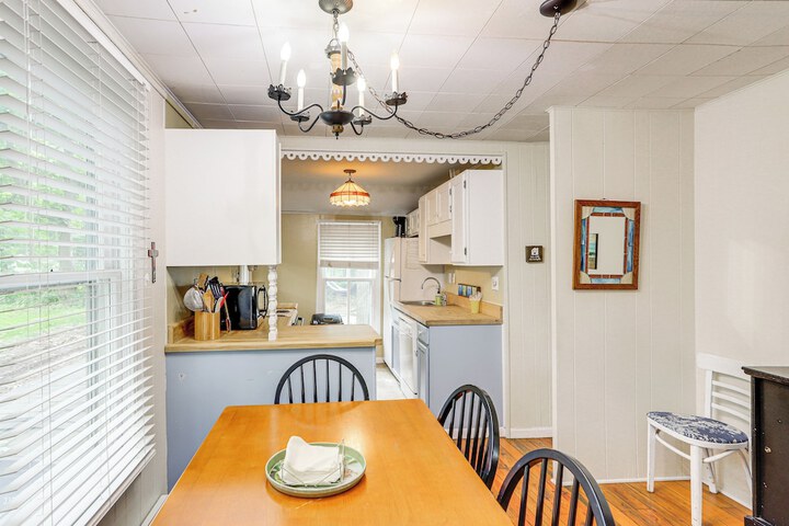 Walk to Lake: Historic Lakeside Marblehead Cottage