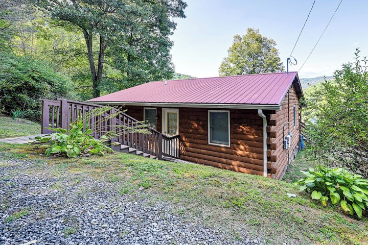 Riverfront Cabin w / Mtn Views in Tuckasegee!