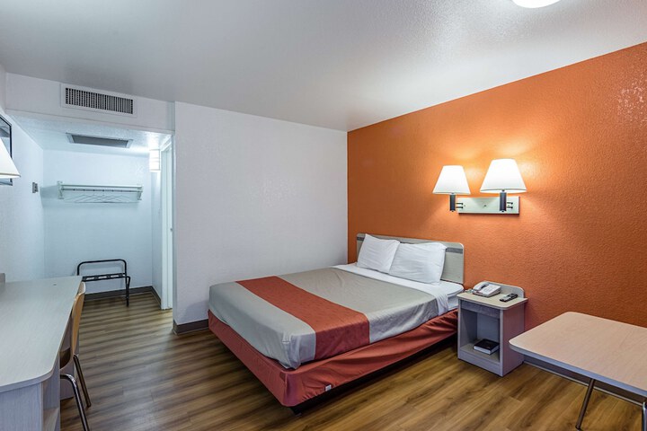Room 21 of 32