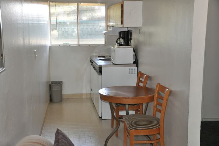 Cedar Inn & Suites