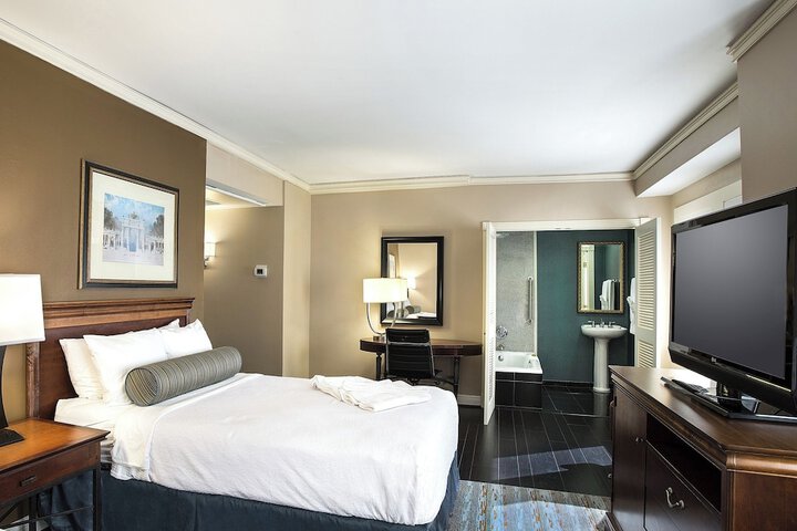 Room 33 of 77