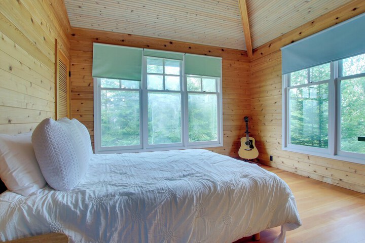 Serene Washington Island Getaway w / Private Beach!