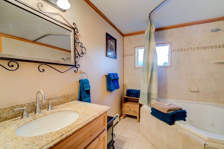 7 Bedroom on the Side of Pikes Peak on a Mountain Stream