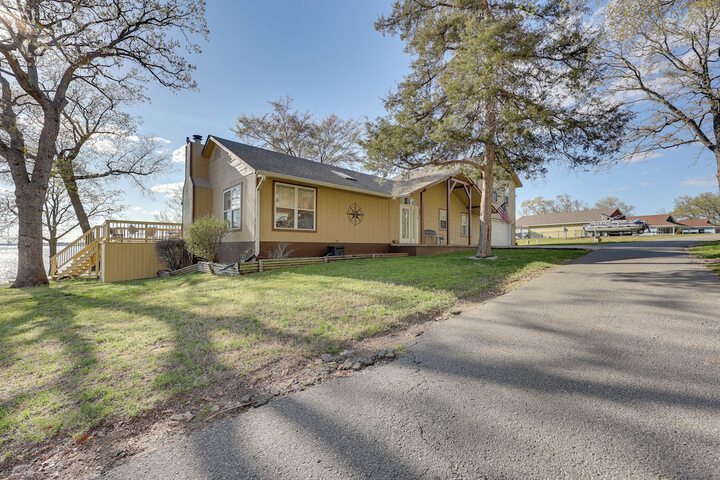 Lakefront Home w / Shared Boat Ramp in Grove!