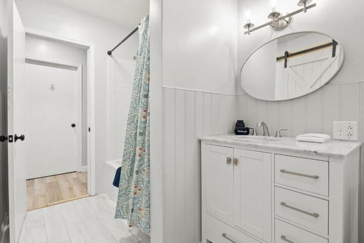 Near Ithaca!Hot Tub! LRG Home!Sleeps 12! Dogs ok!